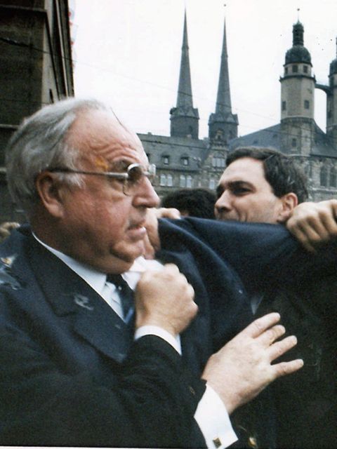 Bundeskanzler Kohl wird in Halle von wütenden Demonstranten in einem Handgemenge attackiert