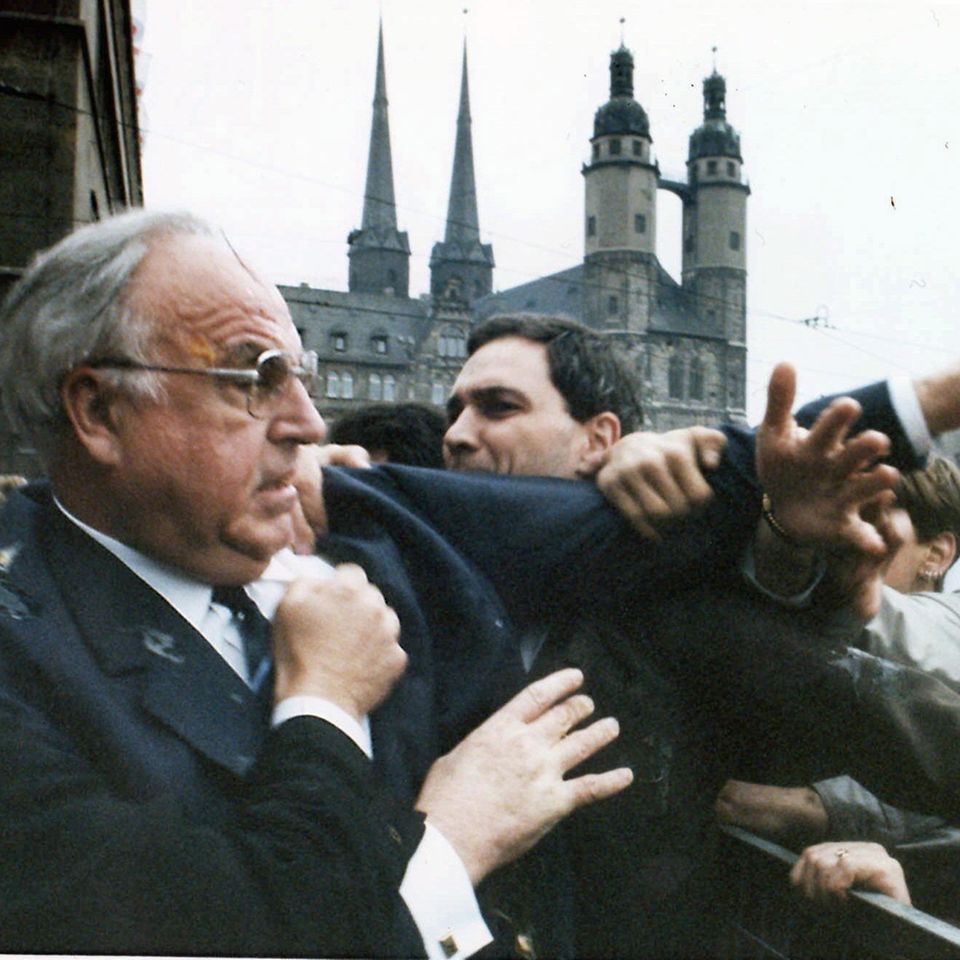 Bundeskanzler Kohl wird in Halle von wütenden Demonstranten in einem Handgemenge attackiert