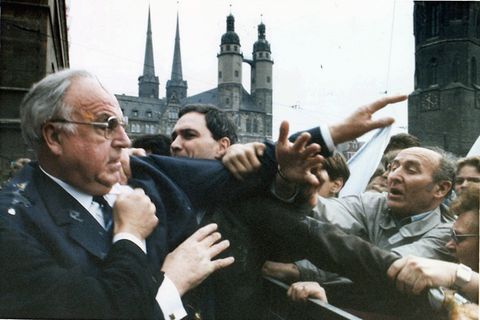 Bundeskanzler Kohl wird in Halle von wütenden Demonstranten in einem Handgemenge attackiert
