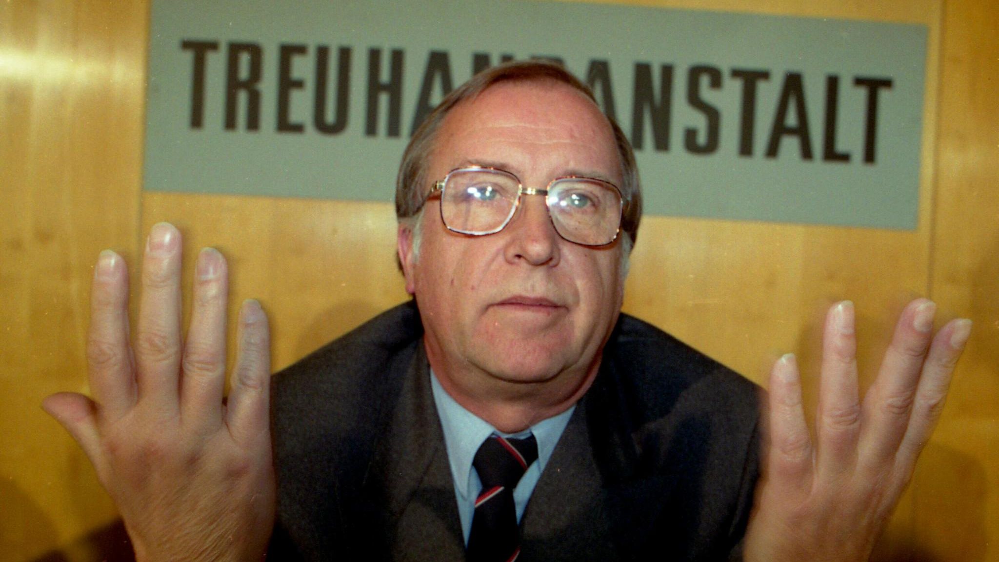 Der Manager Detlev Karsten Rohwedder gestikuliert auf einer Pressekonferenz in Berlin
