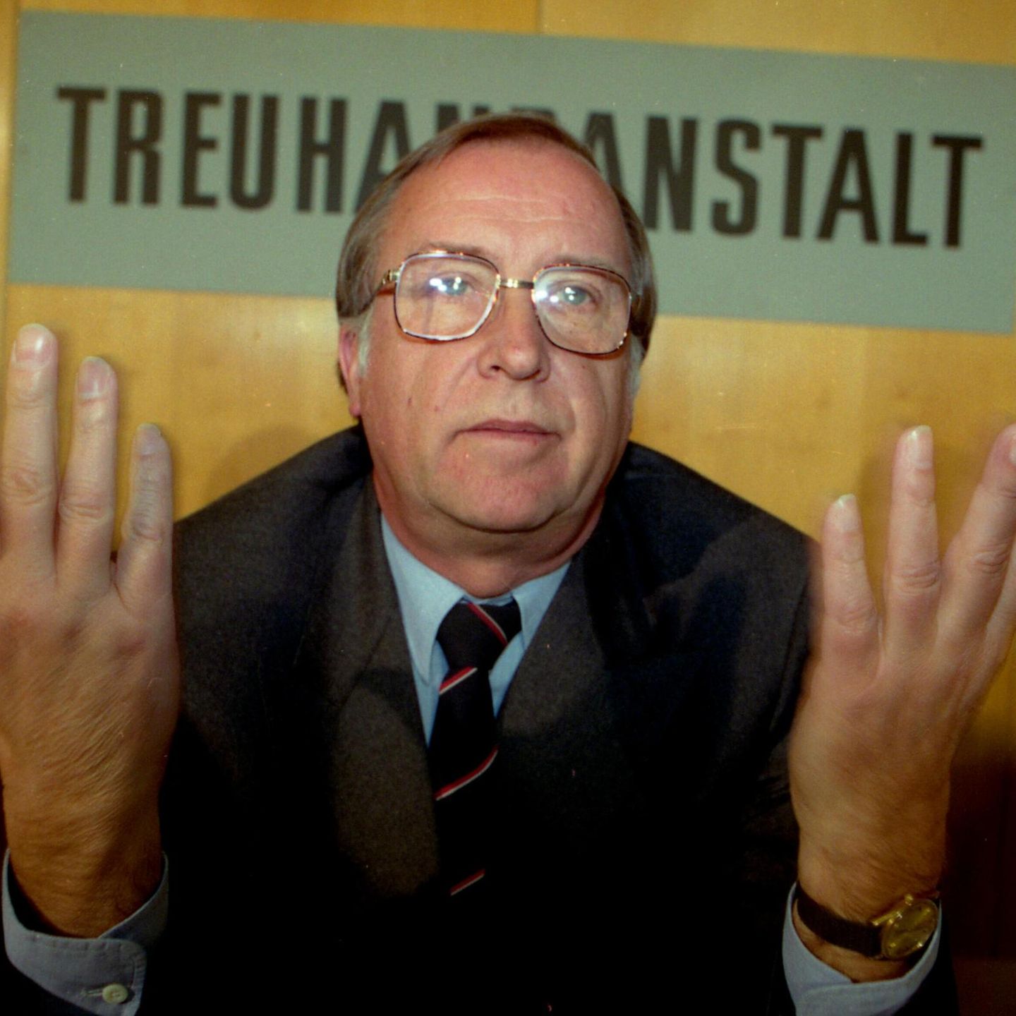 Der Manager Detlev Karsten Rohwedder gestikuliert auf einer Pressekonferenz in Berlin