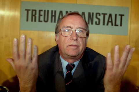 Der Manager Detlev Karsten Rohwedder gestikuliert auf einer Pressekonferenz in Berlin