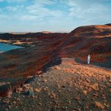 Person steht in einer Landschaft