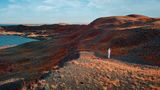 Person steht in einer Landschaft