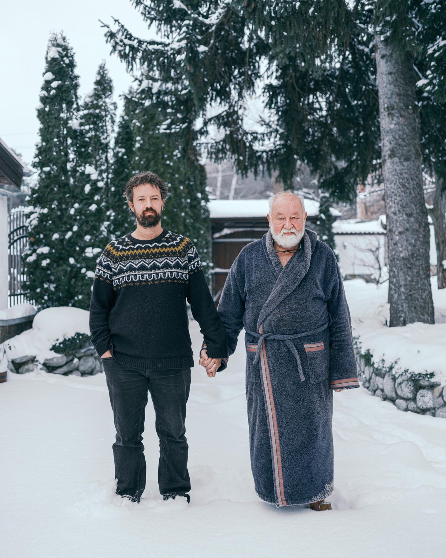 Vater und Sohn halten sich an der Hand