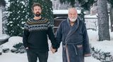 Vater und Sohn halten sich an der Hand