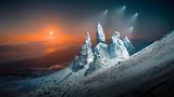 Landschaft im Schnee, beleuchtet durch den Mond und Drohnen