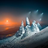 Landschaft im Schnee, beleuchtet durch den Mond und Drohnen