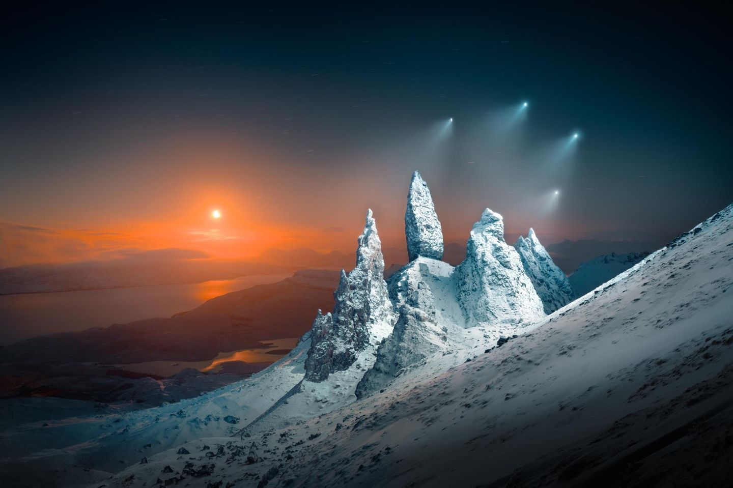 Sieger der Kategorie Open Photographer of the Year: Liam Man mit "Moonrise Sprites over Storr" Landschaft im Schnee, beleuchtet durch den Mond und Drohnen