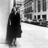 Ayn Rand lehnt an einer Wand