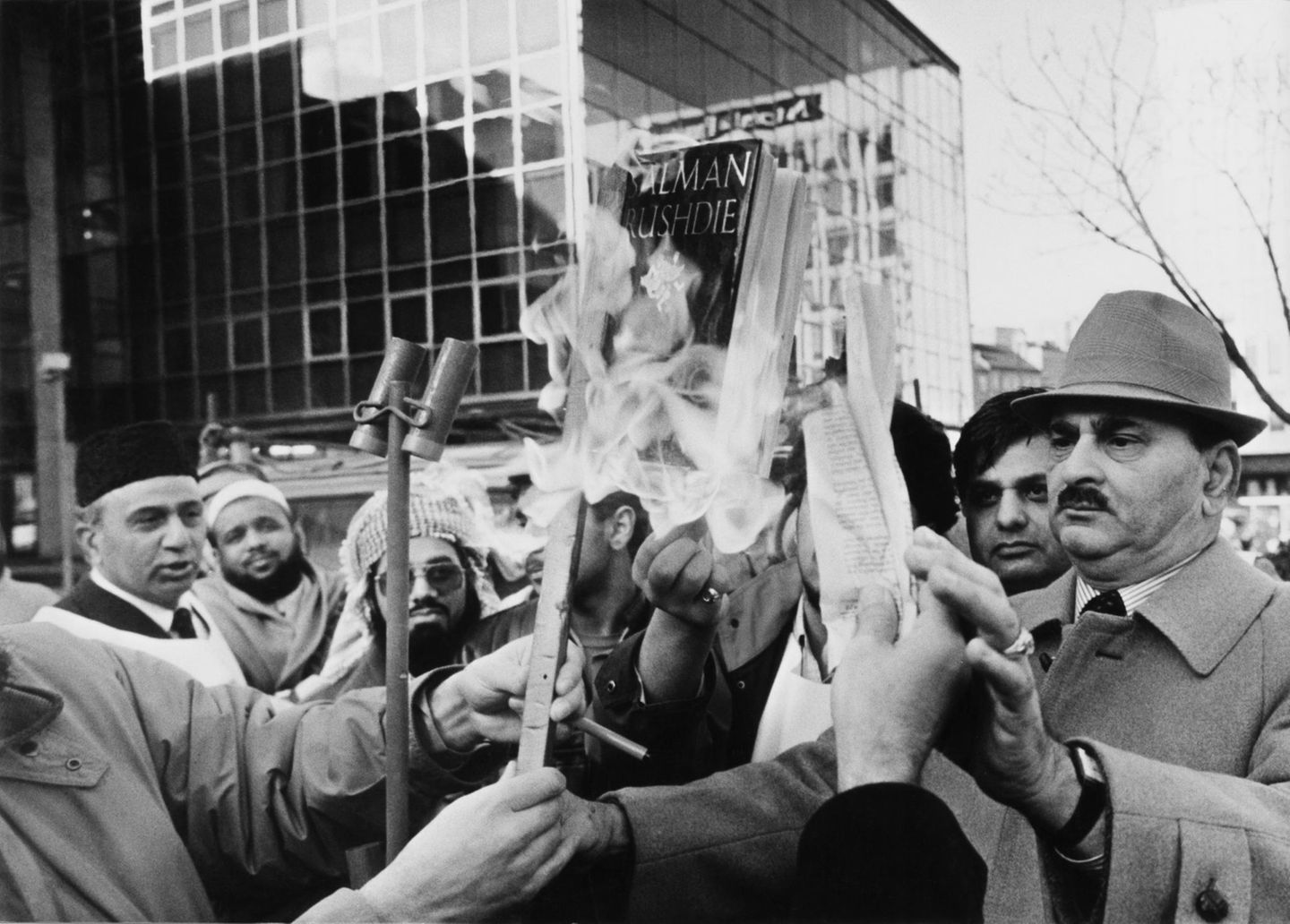 Männer verbrennen Salman Rushdie´s Buch "Die satanischen Verse"