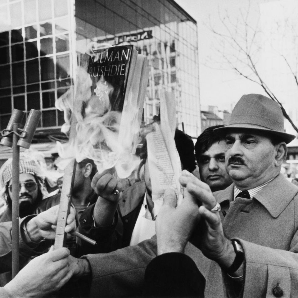 Männer verbrennen Salman Rushdie´s Buch "Die satanischen Verse"