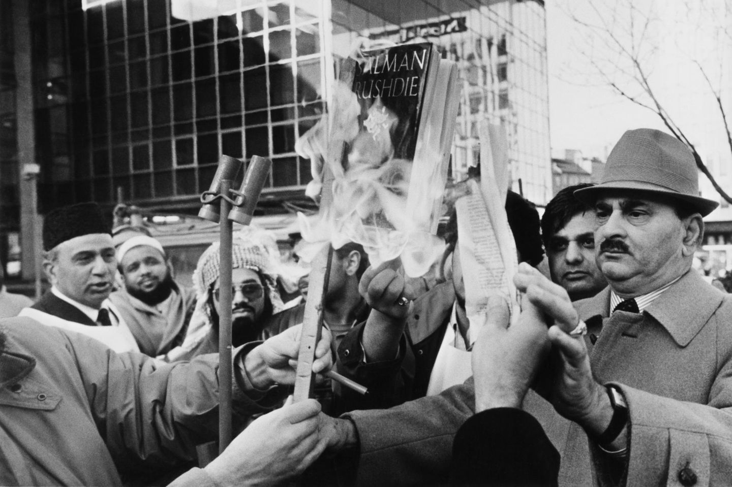 Männer verbrennen Salman Rushdie´s Buch "Die satanischen Verse"