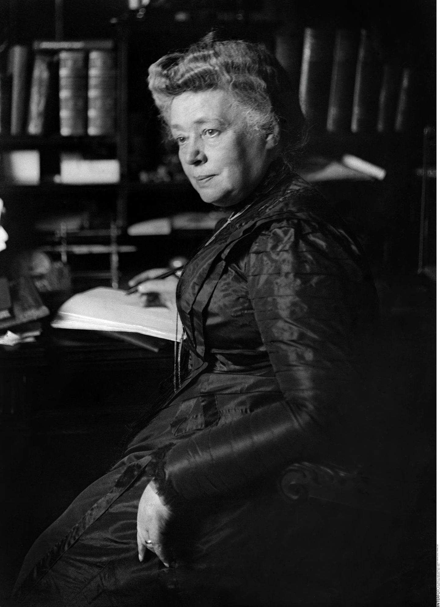 Bertha von Suttner an einem Schreibtisch