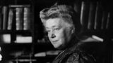 Bertha von Suttner an einem Schreibtisch