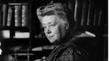 Bertha von Suttner an einem Schreibtisch