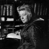 Bertha von Suttner an einem Schreibtisch