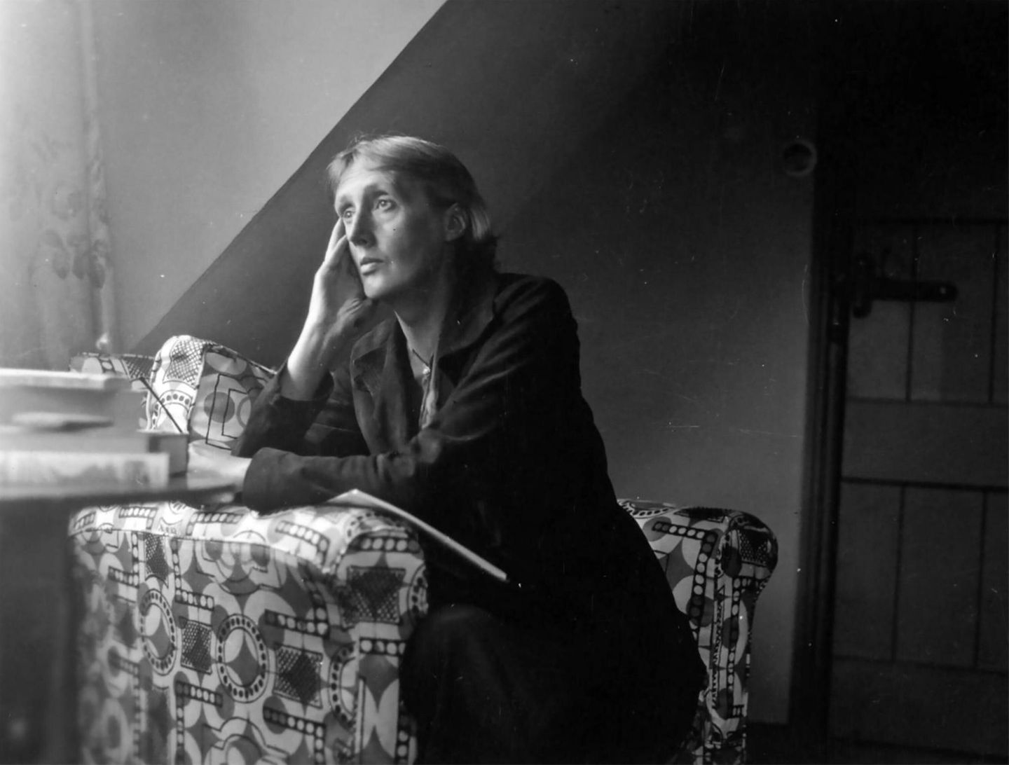 Virginia Woolf sitzt an einem Tisch