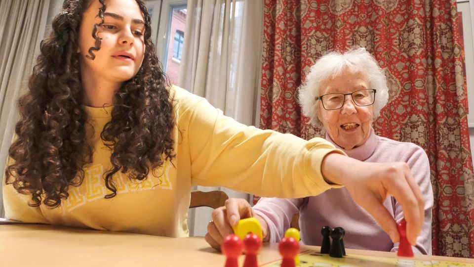 Lily ist am Zug: Die Mädchen nutzen das Treffen auch für eine Partie »Mensch ärgere dich nicht«. Weil Ursula Zöller das Spiel seit ihrer Kindheit kennt, kann sie sich an die Regeln erinnern