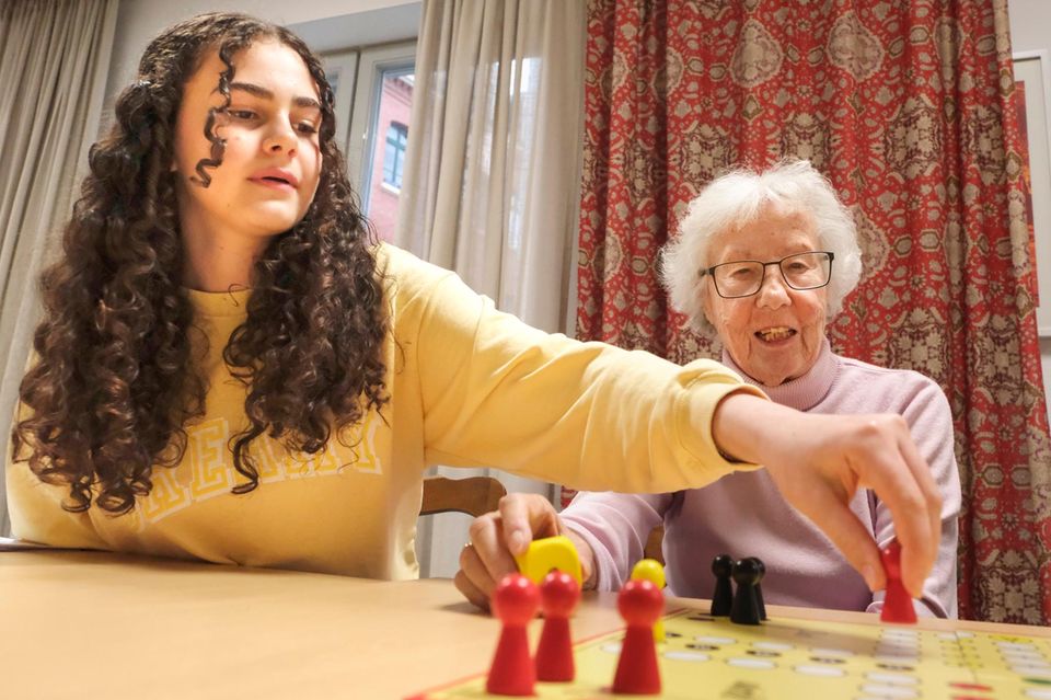 Lily ist am Zug: Die Mädchen nutzen das Treffen auch für eine Partie »Mensch ärgere dich nicht«. Weil Ursula Zöller das Spiel seit ihrer Kindheit kennt, kann sie sich an die Regeln erinnern