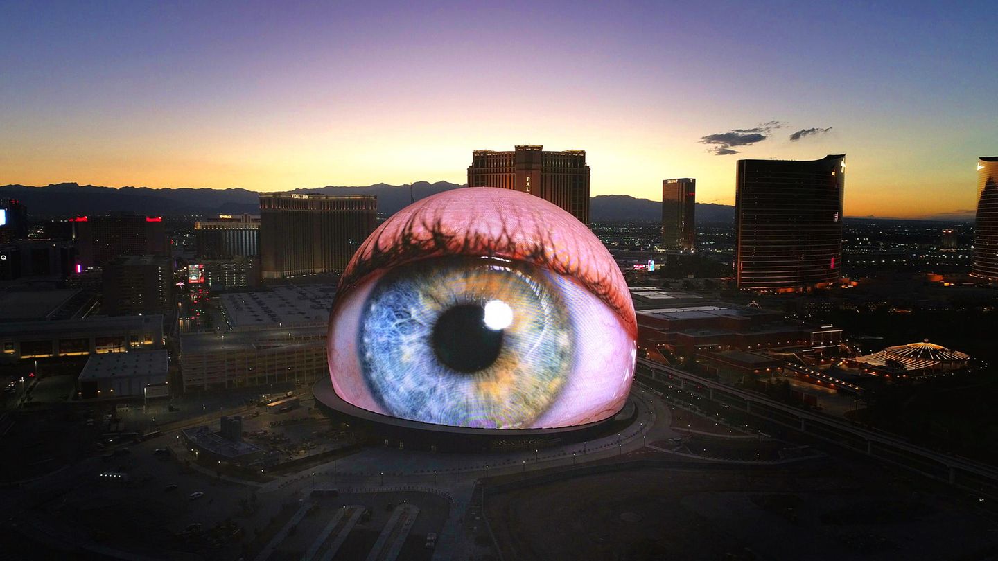 Augen auf! Die LED-Show des Sphere Drohnenbild von "The Sphere " in Las Vegas menschliches Auge