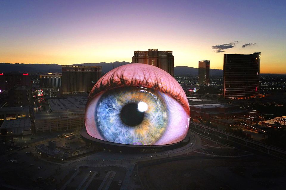 Drohnenbild von "The Sphere " in Las Vegas menschliches Auge