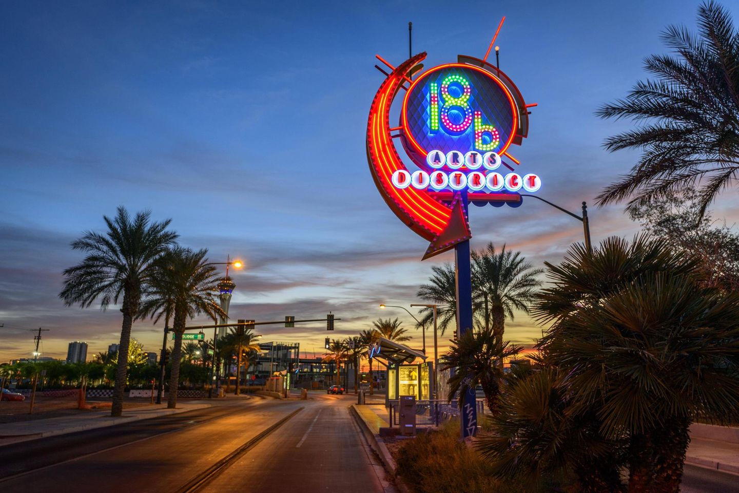 Las Vegas Arts District: lokale, junge Kunst Neon Leuchtreklame des 18b Arts Districts bei Sonnenuntergang,