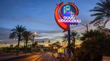Neon Leuchtreklame des 18b Arts Districts bei Sonnenuntergang,