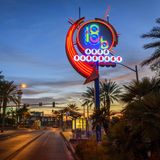 Neon Leuchtreklame des 18b Arts Districts bei Sonnenuntergang,