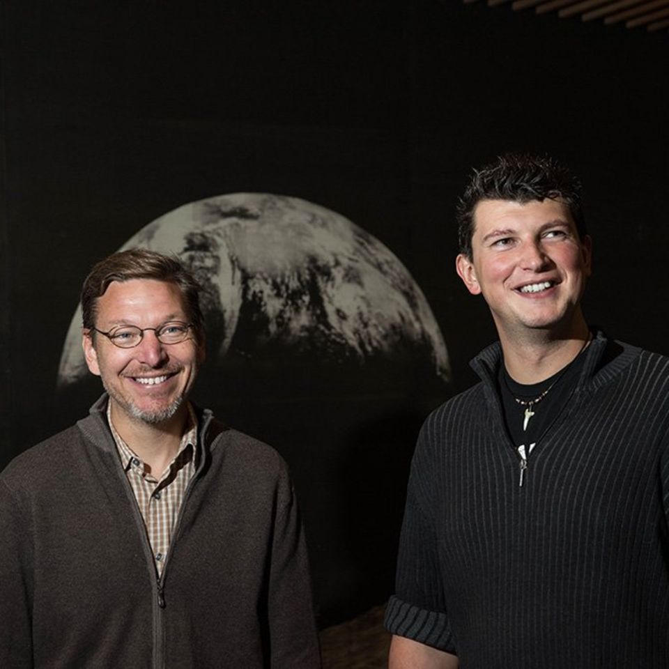 Die Jäger des Phantoms: Die US-Astronomen Mike Brown und Konstantin Batygin vom California Institute of Technology kamen Planet Nummer 9 auf die Spur – anhand der bizarren Bahnen eisiger Brocken, die jenseits des Neptuns umherschwirren