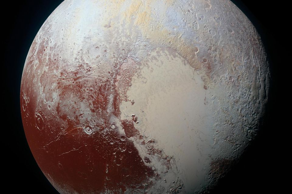 Als die NASA-Raumsonde New Horizons am 14. Juli 2015 den Zwergplaneten fotografierte, offenbarte sich am unteren rechten Rand ein heller Fleck, der einem Herzen ähnelt