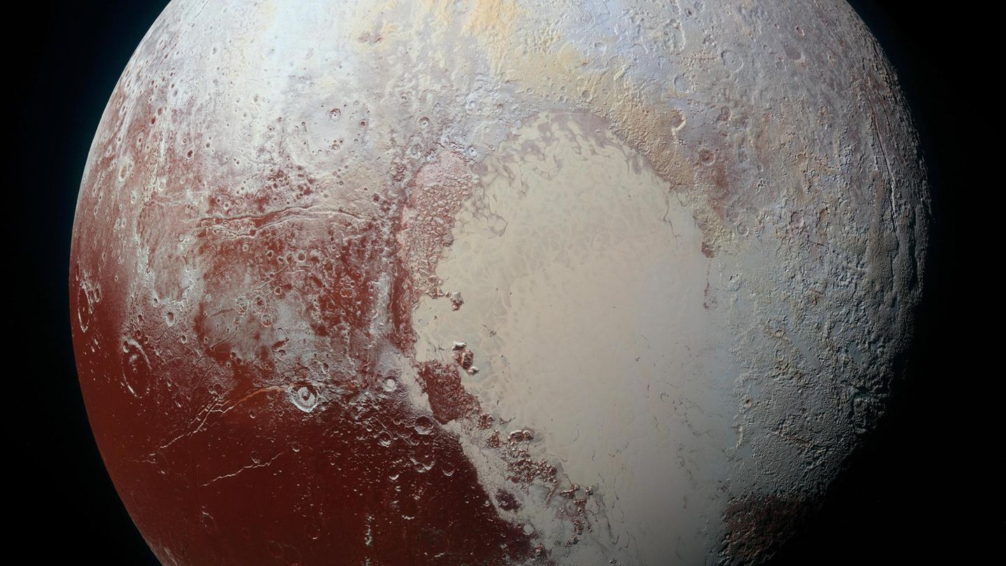 Astronomie: Als die NASA-Raumsonde New Horizons am 14. Juli 2015 den Zwergplaneten fotografierte, offenbarte sich am unteren rechten Rand ein heller Fleck, der einem Herzen ähnelt Als die NASA-Raumsonde New Horizons am 14. Juli 2015 den Zwergplaneten fotografierte, offenbarte sich am unteren rechten Rand ein heller Fleck, der einem Herzen ähnelt