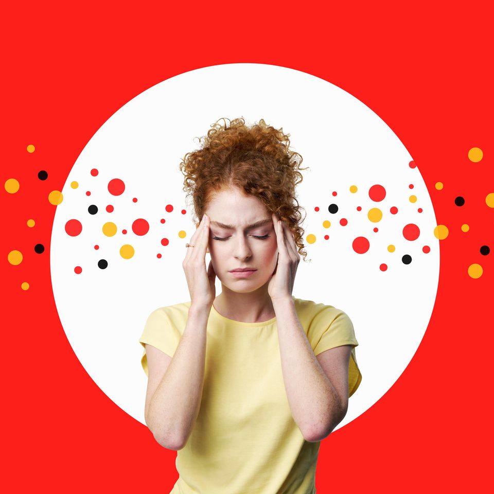 Frau umgeben von abstrakten Symbolen hält sich den Kopf