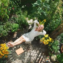 Frau im Garten relaxend