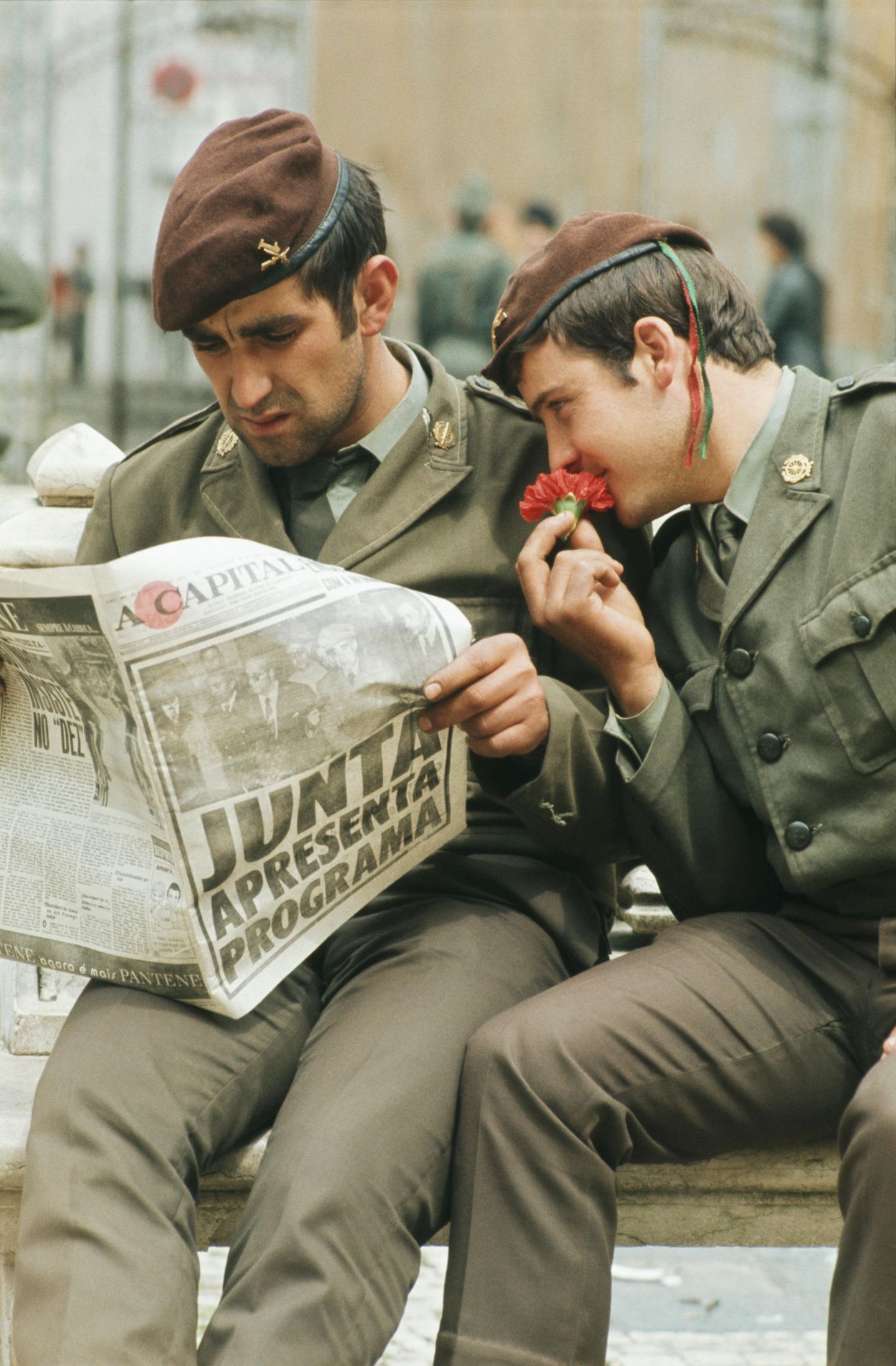 Vor 50 Jahren: Wie süß riecht die Freiheit: Einen Tag nach dem Beginn der "Nelkenrevolution" informieren sich zwei aufständische Soldaten über die Pläne der neuen Regierung Wie süß riecht die Freiheit: Einen Tag nach dem Beginn der "Nelkenrevolution" informieren sich zwei aufständische Soldaten über die Pläne der neuen Regierung
