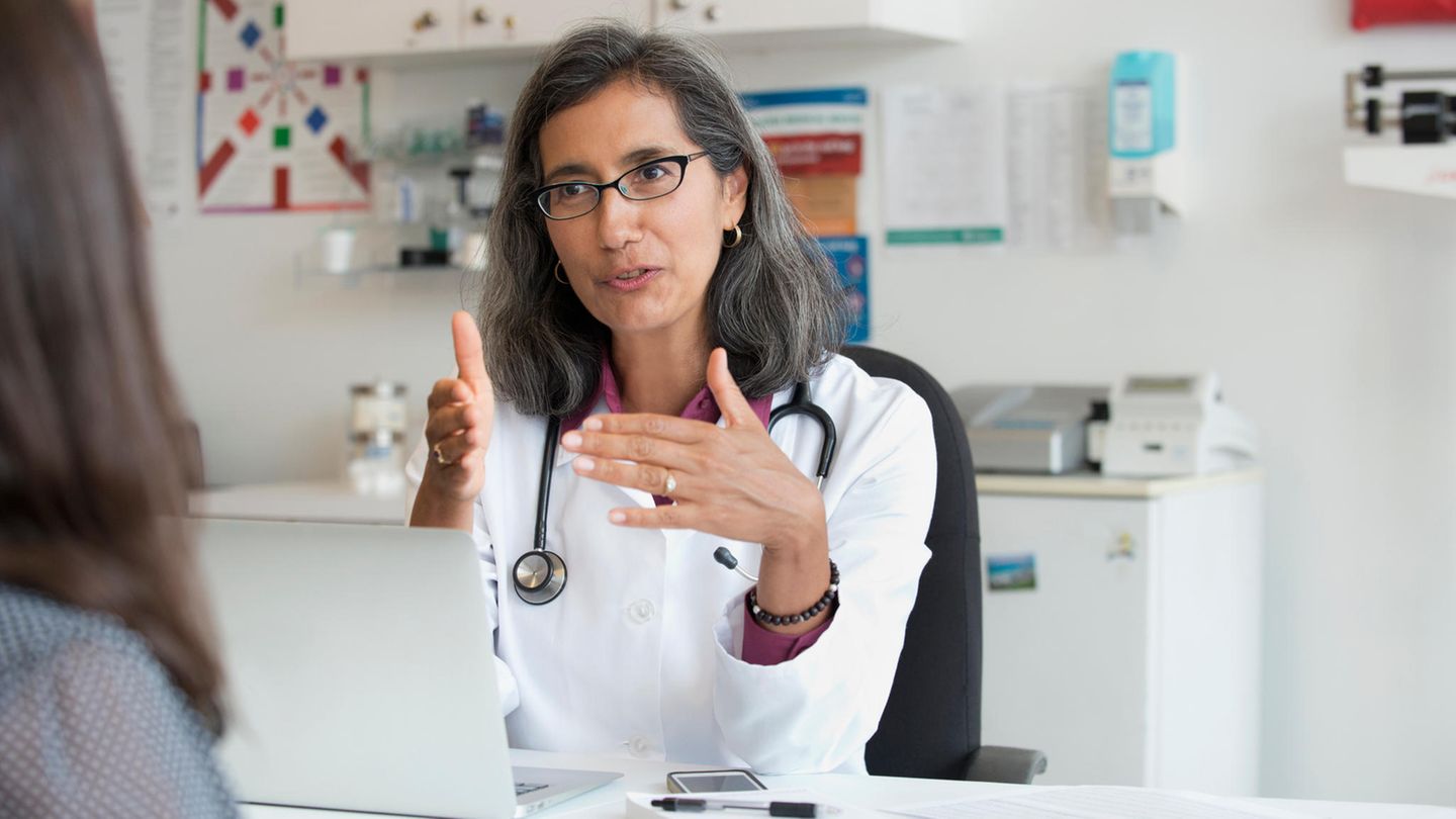 Ärztin im Gespräch mit einer Patientin