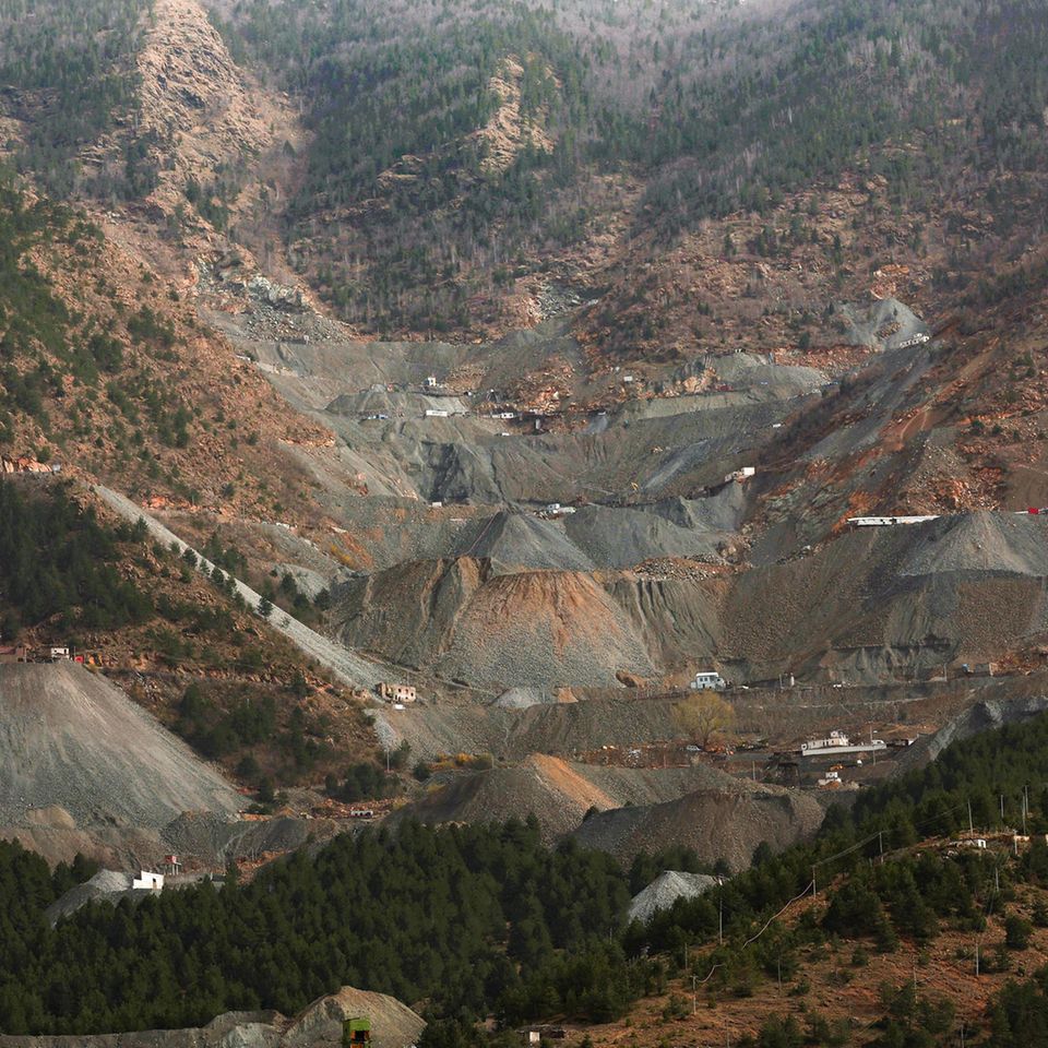 Mine im albanischen Bulqiza aus der Ferne