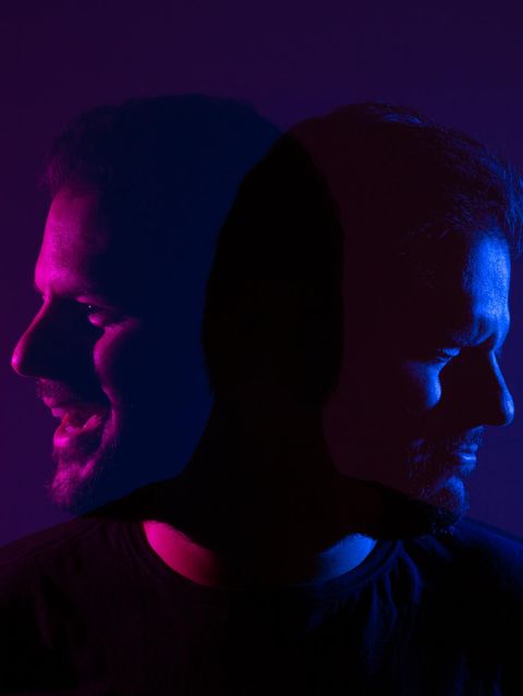 zwei Gesichter vom gleichen Mann. Eins glücklich, eins traurig