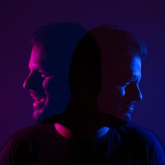 zwei Gesichter vom gleichen Mann. Eins glücklich, eins traurig