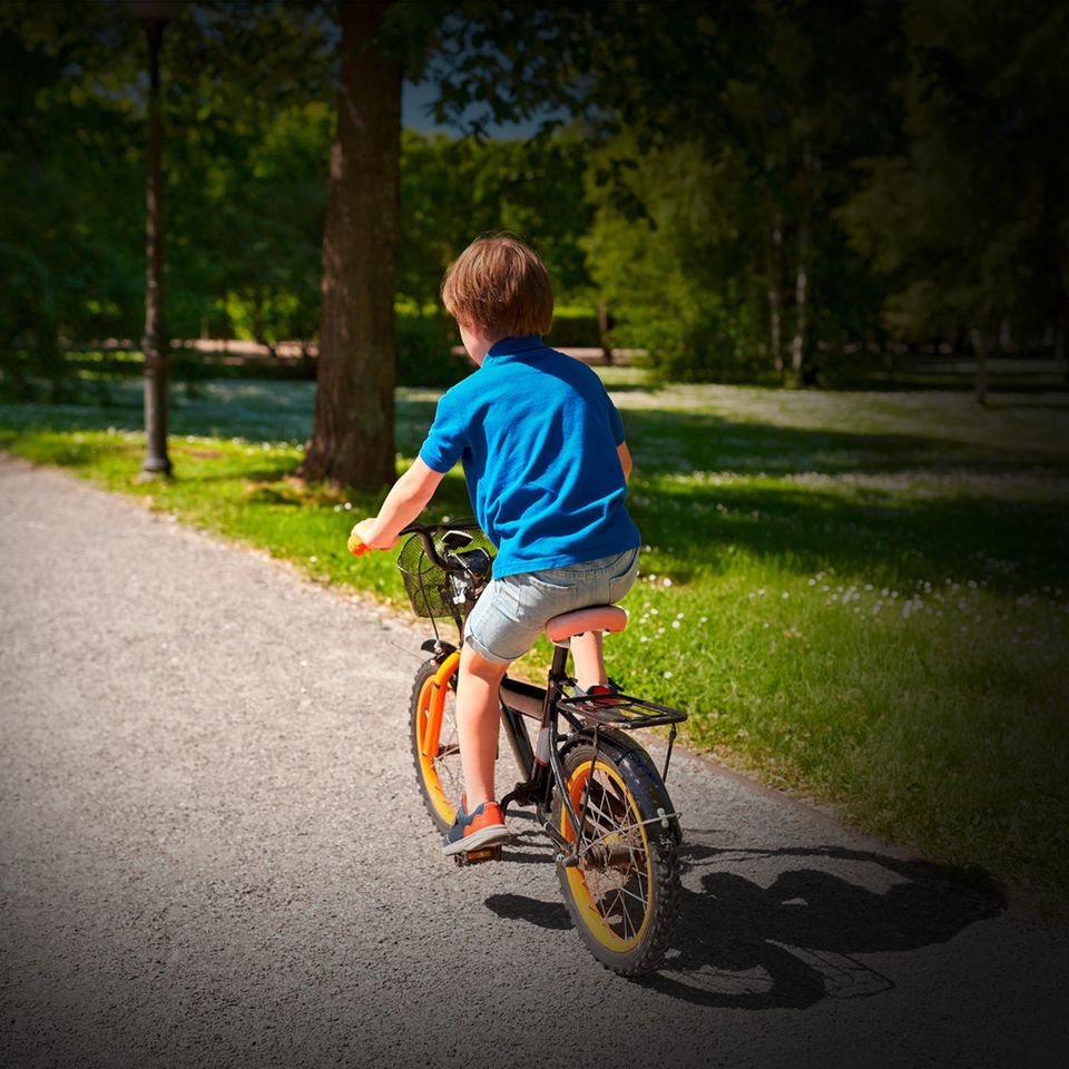 kleiner Junge fährt Fahrrad