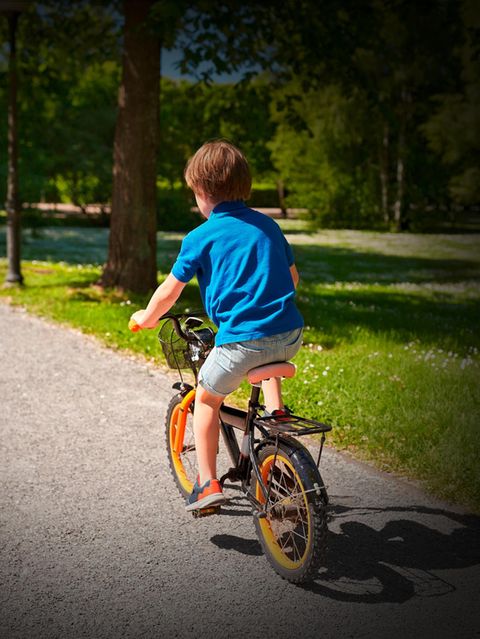 kleiner Junge fährt Fahrrad