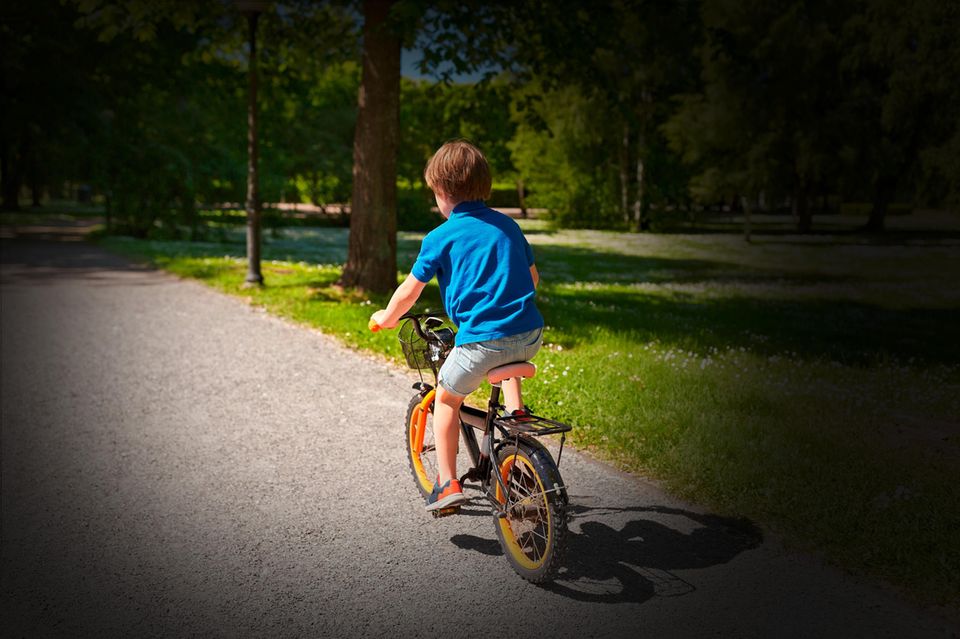 kleiner Junge fährt Fahrrad  1.5004