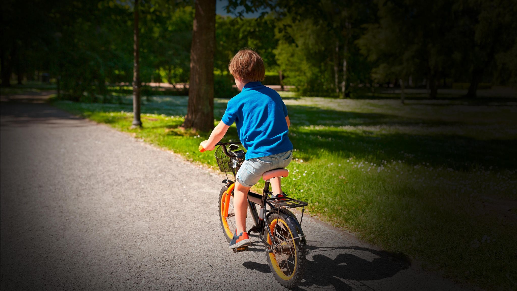 kleiner Junge fährt Fahrrad