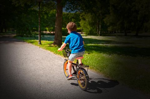 kleiner Junge fährt Fahrrad