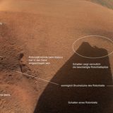 Fünf Flüge waren erhofft, am Ende werden es 72. Am 18. Januar 2024 kracht Ingenuity bei der Landung in den Sand, ein Rotorblatt wird beschädigt (Foto), ein zweites weggeschleudert. Der Helikopter ist flugunfähig. Zum Verhängnis wurde ihm wohl, dass die Umgebung eigentlich besonders simpel erscheint, eine Sanddüne ohne Steine, Erhebungen oder Schattenlinien. Die aber braucht der Helikopter: In der allzu gleichmäßigen Landschaft verlor er vermutlich die Orientierung.