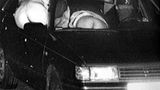 Foto einer Radarkamera von einem Fahrzeug, in dem zwei Beifahrer ihr entblößtes Hinterteil zeigen