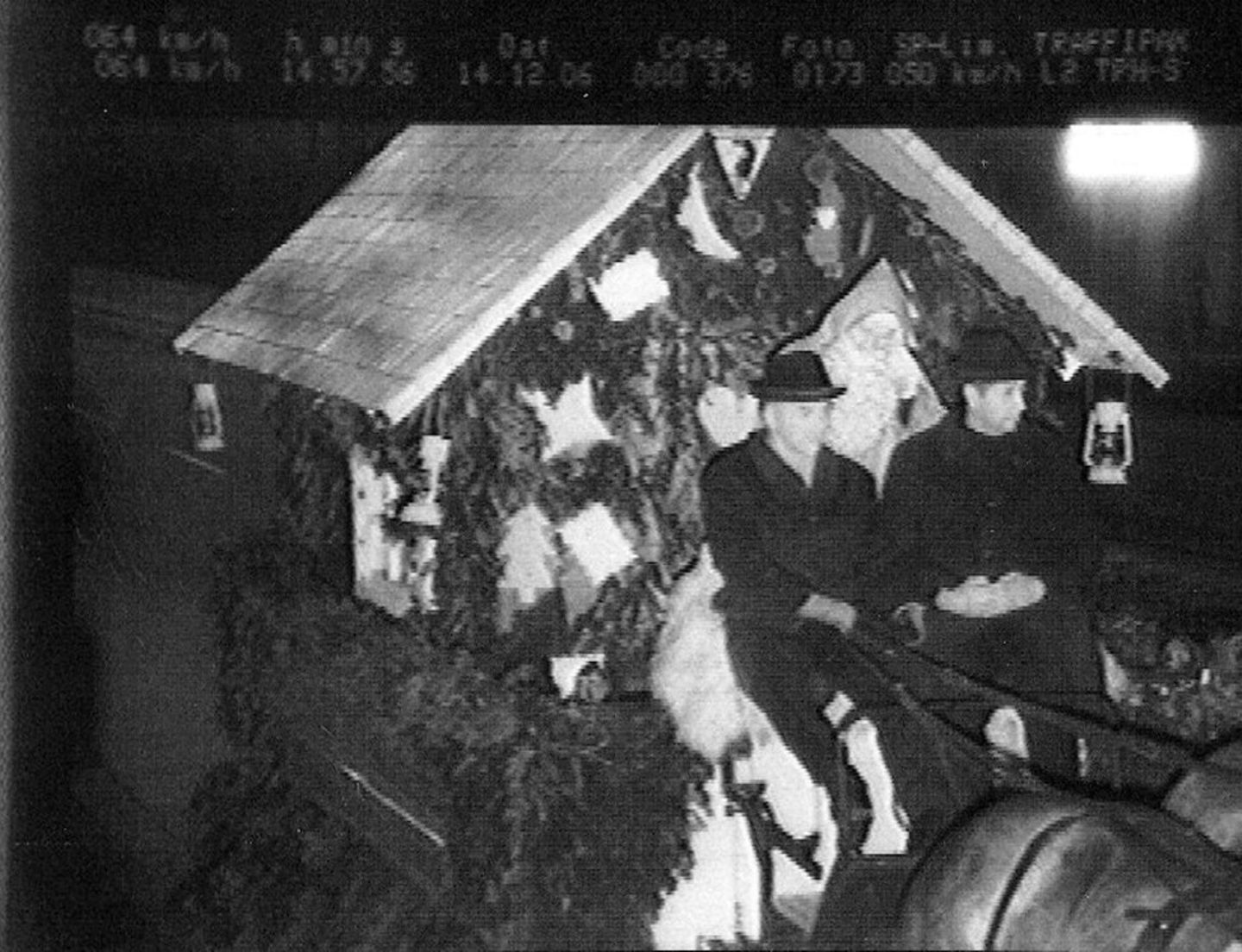 Radarkamerafoto eines Pferdewagens, auf dem hinter zwei Kutschern ein Mensch in Weihnachtsmannkostüm sitzt
