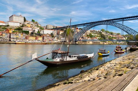 Boote am Ufer eines Flusses