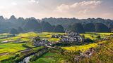 Der in der Provinz Guizhou gelegene Geopark ist eine wahre geologische Schatzkammer. Das Wanfenglin-Gebiet mit seinen mehr als 20.000 Karstgipfeln zählt zu den landschaftlich reizvollsten Orten Chinas. In der Region wurden schon zahlreiche Fossilien von Meeresreptilien und Fischen gefunden, in außergewöhnlich gutem Zustand. 