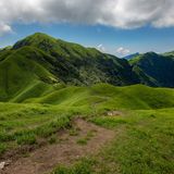 Zwischen den Städten Pingxiang, Yichun und Ji'an im Westen der Provinz Jiangxi liegt diese wunderschöne Landschaft. Der Park beherbergt "Steinwälder" aus Granit, alpine Wiesen und heiße Quellen. In dem Gebiet finden auch Festivals statt, bei denen sich Tausende Menschen zu Camping und Outdoor-Aktivitäten versammeln. Wer es entspannter angehen lassen möchte, kann an Touren durch Obstplantagen und Teegärten teilnehmen. 